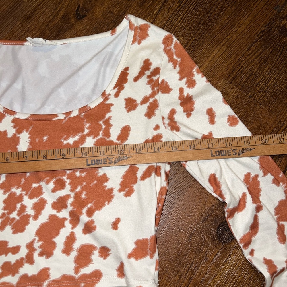 ⭐️Peach Love California White Orange/ Tan Cow Print Long Sleeve Crop Top Size S - Picture 8 of 11